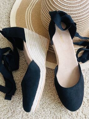 OLD NAVY Women’s shoes size 9 black wedges